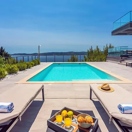 In Mit Tollem Pool Und Meerblick *