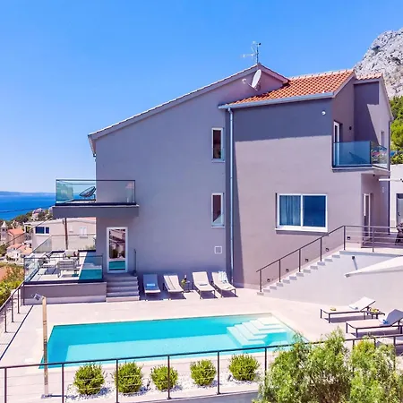 In Mit Tollem Pool Und Meerblick Holiday home Mimice