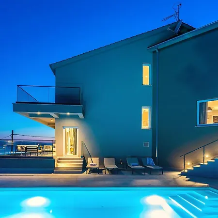 Holiday home In Mit Tollem Pool Und Meerblick Mimice