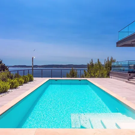 In Mit Tollem Pool Und Meerblick *