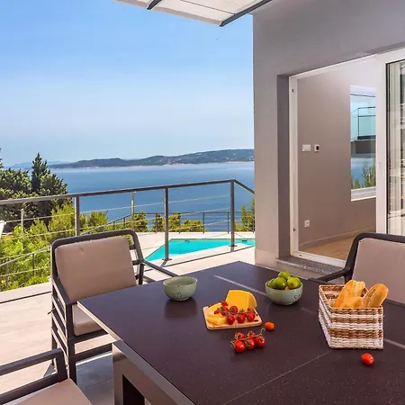 In Mit Tollem Pool Und Meerblick Holiday home
